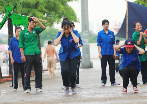 Sinh viên dầm mưa tập luyện “vì biển đảo quê hương” - ảnh 4