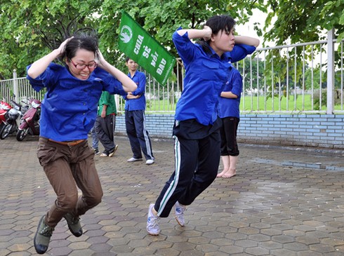 Sinh viên dầm mưa tập luyện “vì biển đảo quê hương” - ảnh 5