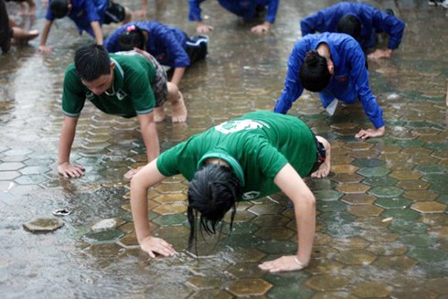 Sinh viên dầm mưa tập luyện “vì biển đảo quê hương” - ảnh 6