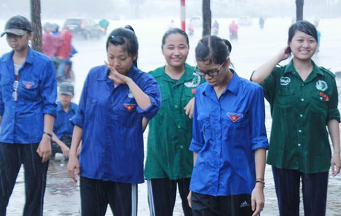 Sinh viên dầm mưa tập luyện “vì biển đảo quê hương” - ảnh 7