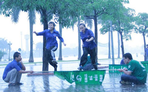 Sinh viên dầm mưa tập luyện “vì biển đảo quê hương” - ảnh 8