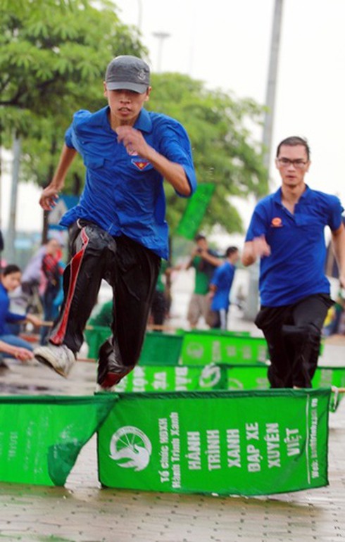 Sinh viên dầm mưa tập luyện “vì biển đảo quê hương” - ảnh 10