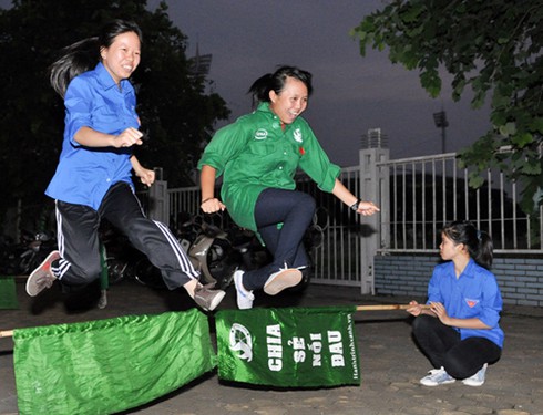 Sinh viên dầm mưa tập luyện “vì biển đảo quê hương” - ảnh 11