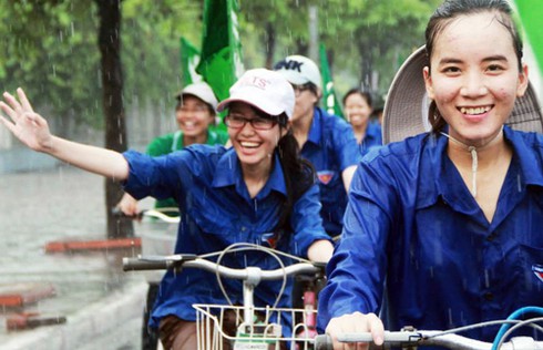 Sinh viên dầm mưa tập luyện “vì biển đảo quê hương” - ảnh 1