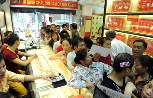 Đủ kiểu thót tim trong hiệu vàng ngày