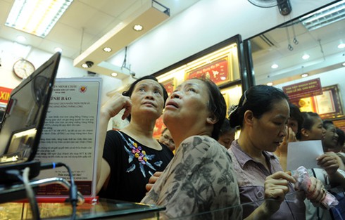 Đủ kiểu thót tim trong hiệu vàng ngày