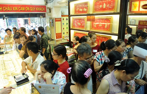 Đủ kiểu thót tim trong hiệu vàng ngày