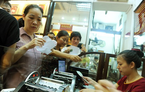 Đủ kiểu thót tim trong hiệu vàng ngày