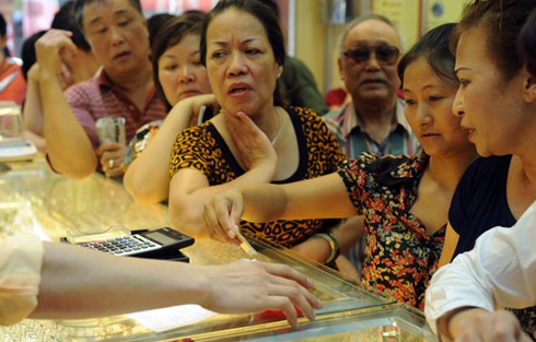 Đủ kiểu thót tim trong hiệu vàng ngày