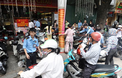 Đủ kiểu thót tim trong hiệu vàng ngày