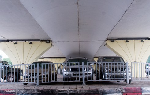 Bãi gửi xe “chình ình” dưới gầm cầu, đối diện trụ sở CSGT - ảnh 10