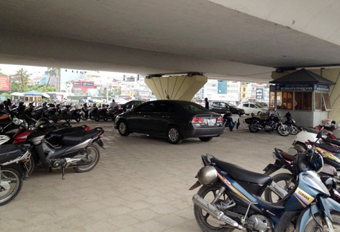 Bãi gửi xe “chình ình” dưới gầm cầu, đối diện trụ sở CSGT - ảnh 11
