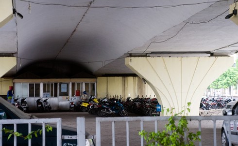 Bãi gửi xe “chình ình” dưới gầm cầu, đối diện trụ sở CSGT - ảnh 12