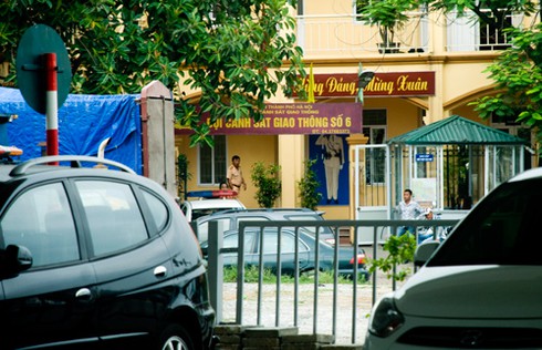 Bãi gửi xe “chình ình” dưới gầm cầu, đối diện trụ sở CSGT - ảnh 13