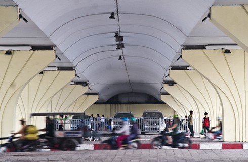 Bãi gửi xe “chình ình” dưới gầm cầu, đối diện trụ sở CSGT - ảnh 2