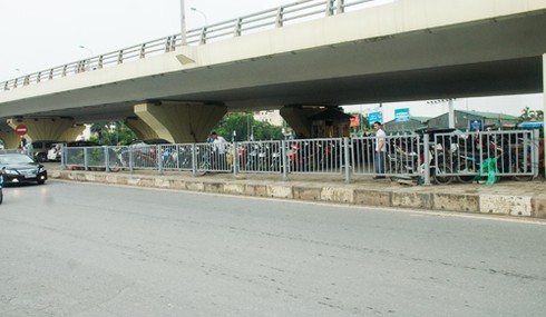 Bãi gửi xe “chình ình” dưới gầm cầu, đối diện trụ sở CSGT - ảnh 3