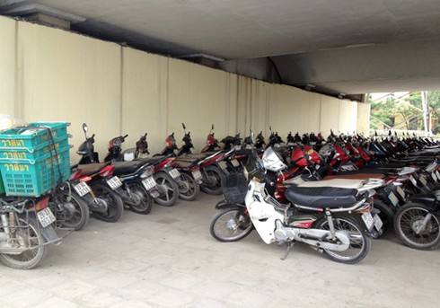 Bãi gửi xe “chình ình” dưới gầm cầu, đối diện trụ sở CSGT - ảnh 4