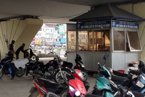 Bãi gửi xe “chình ình” dưới gầm cầu, đối diện trụ sở CSGT - ảnh 5