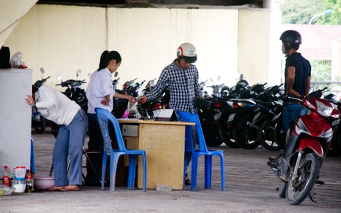 Bãi gửi xe “chình ình” dưới gầm cầu, đối diện trụ sở CSGT - ảnh 6
