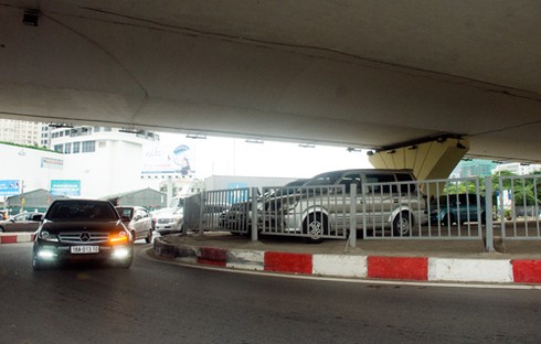 Bãi gửi xe “chình ình” dưới gầm cầu, đối diện trụ sở CSGT - ảnh 8