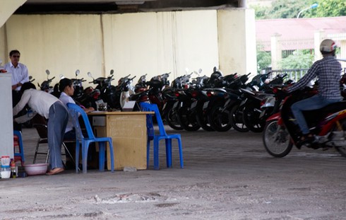 Bãi gửi xe “chình ình” dưới gầm cầu, đối diện trụ sở CSGT - ảnh 1
