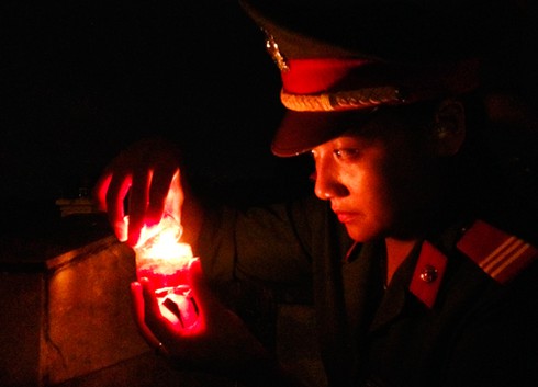 Xúc động Lễ thắp nến tri ân các anh hùng liệt sĩ - ảnh 2