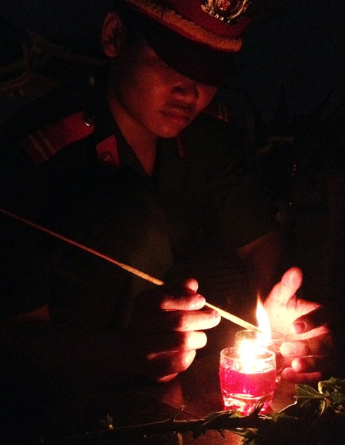 Xúc động Lễ thắp nến tri ân các anh hùng liệt sĩ - ảnh 4