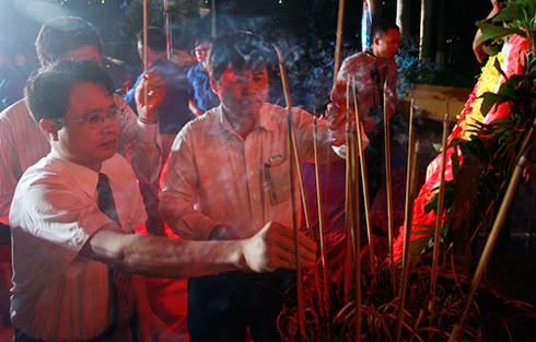 Xúc động Lễ thắp nến tri ân các anh hùng liệt sĩ - ảnh 1