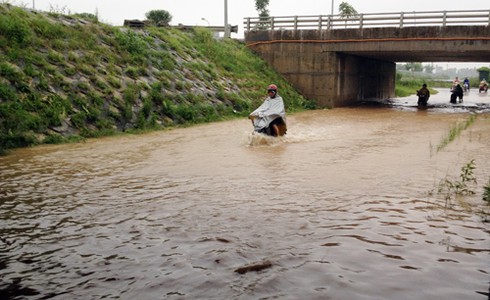 Hà Nội sau mưa: Người dân
