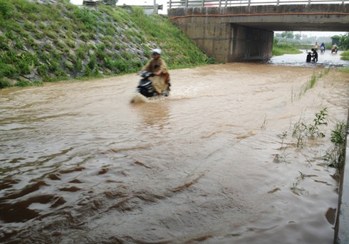 Hà Nội sau mưa: Người dân