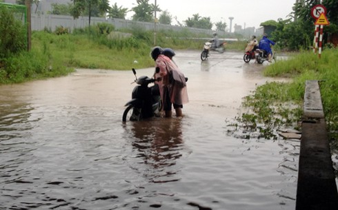Hà Nội sau mưa: Người dân