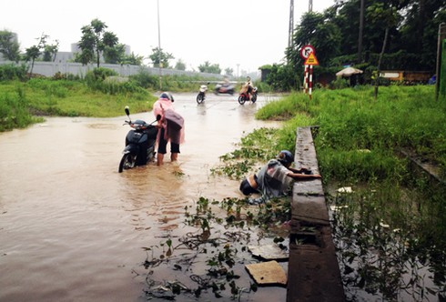 Hà Nội sau mưa: Người dân