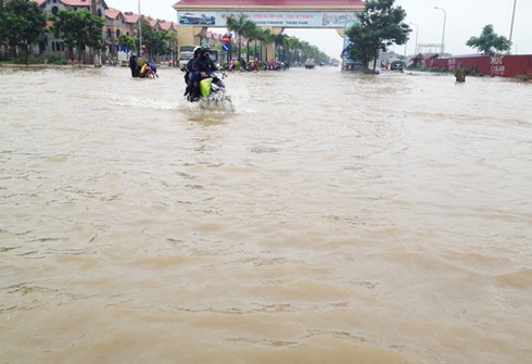 Hết mưa, Đại lộ Thăng Long vẫn là biển nước - ảnh 1