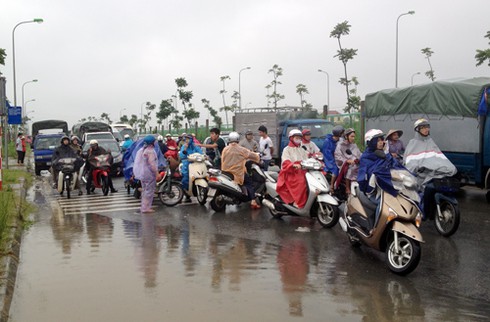 Hết mưa, Đại lộ Thăng Long vẫn là biển nước - ảnh 12