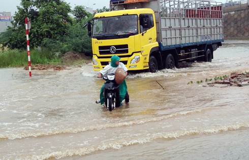 Hết mưa, Đại lộ Thăng Long vẫn là biển nước - ảnh 2