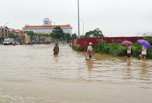 Hết mưa, Đại lộ Thăng Long vẫn là biển nước - ảnh 3