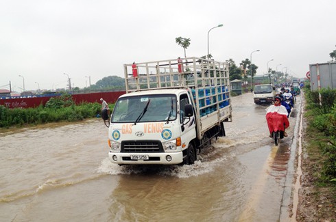 Hết mưa, Đại lộ Thăng Long vẫn là biển nước - ảnh 4