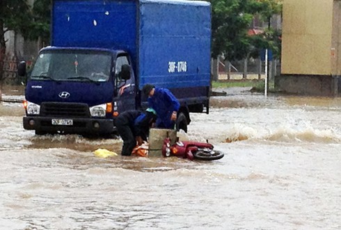 Hết mưa, Đại lộ Thăng Long vẫn là biển nước - ảnh 5