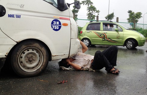 Hết mưa, Đại lộ Thăng Long vẫn là biển nước - ảnh 6