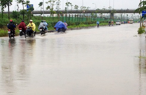 Hết mưa, Đại lộ Thăng Long vẫn là biển nước - ảnh 7
