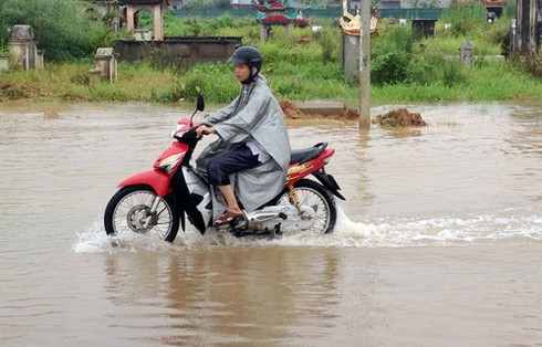 Hết mưa, Đại lộ Thăng Long vẫn là biển nước - ảnh 9