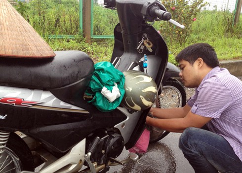 Hết mưa, Đại lộ Thăng Long vẫn là biển nước - ảnh 10