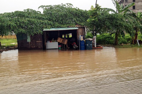 Hết mưa, Đại lộ Thăng Long vẫn là biển nước - ảnh 8