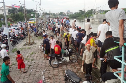 Hà Nội xả nước vào nội thành, người dân vợt bắt hàng tạ cá - ảnh 10