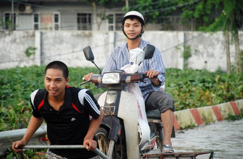 Kiếm bạc triệu nhờ cầu ngập - ảnh 11