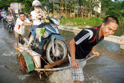 Kiếm bạc triệu nhờ cầu ngập - ảnh 1