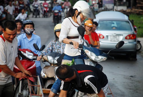 Kiếm bạc triệu nhờ cầu ngập - ảnh 16