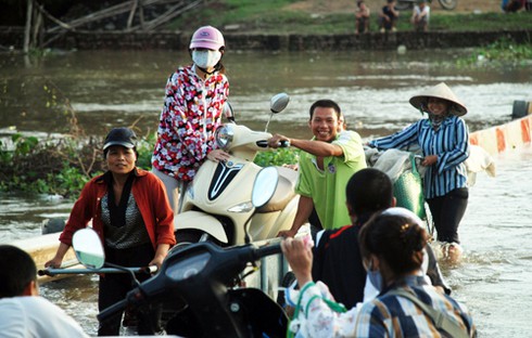 Kiếm bạc triệu nhờ cầu ngập - ảnh 3