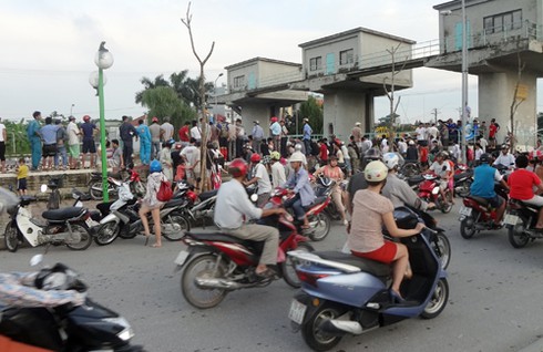 Hà Nội xả nước vào nội thành, người dân vợt bắt hàng tạ cá - ảnh 9