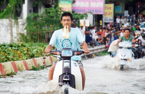 Kiếm bạc triệu nhờ cầu ngập - ảnh 6